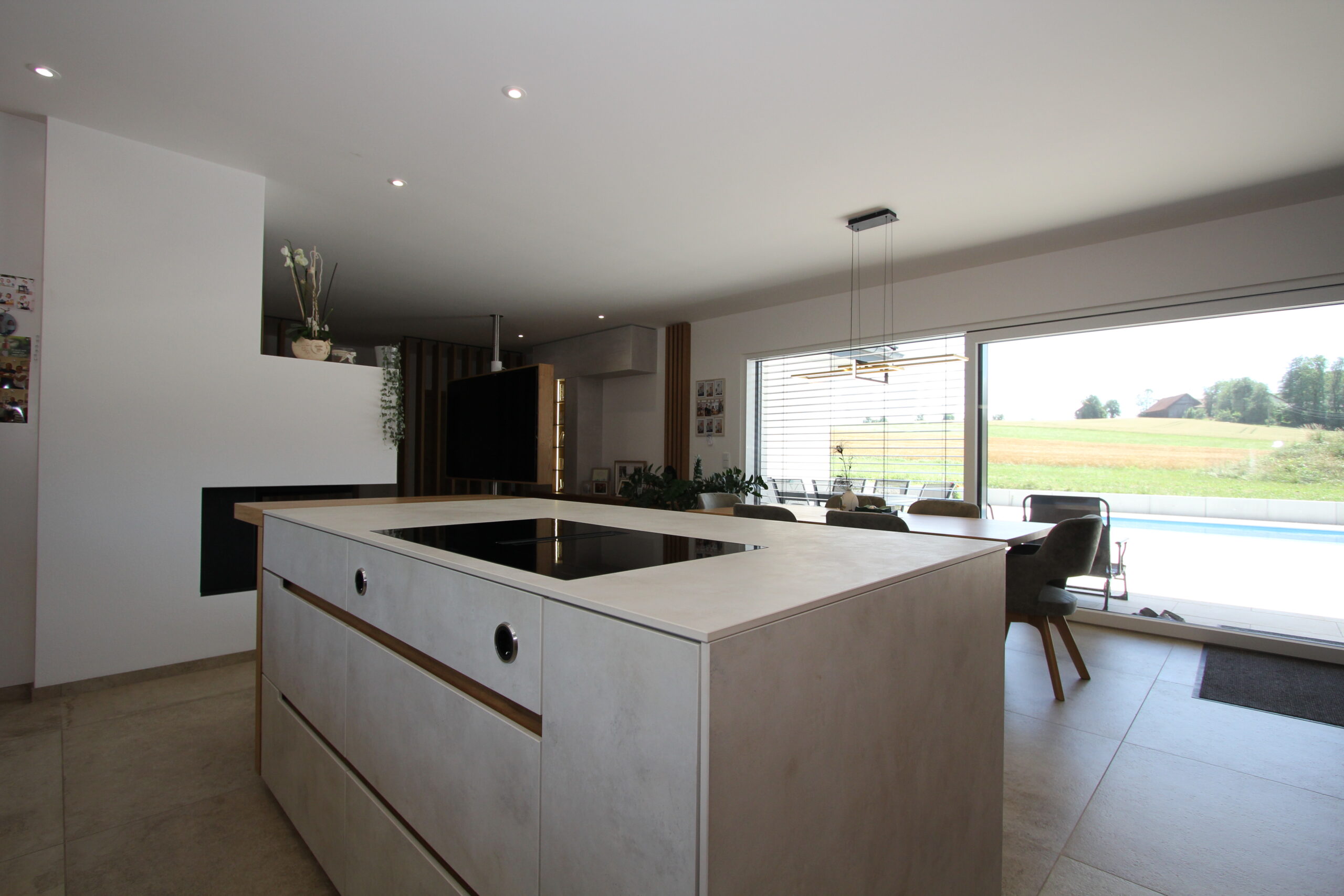 Tischlerküche mit Kücheninsel als Compactplatten-Monoblock und Griffleiste in Eiche Massivholz – Tischlerei Listberger
