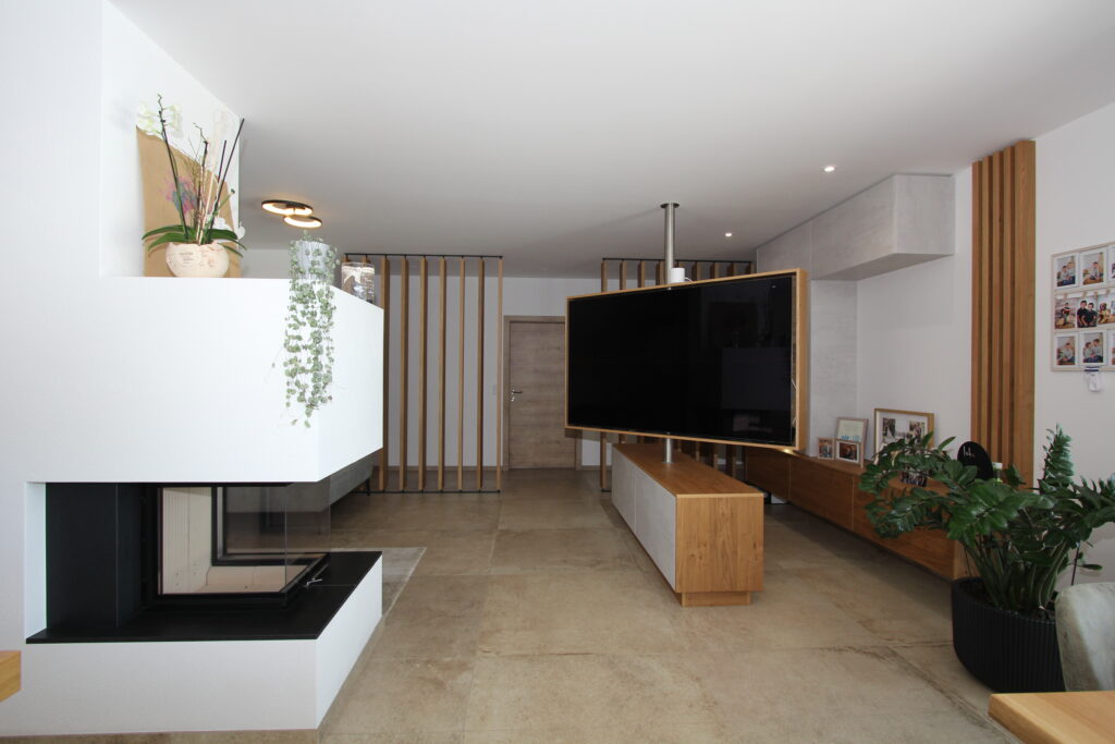 Drehbarer Fernseher im Wandverbau sichtbar von Küche Esszimmer und Wohnzimmer – Tischlerarbeit OÖ
