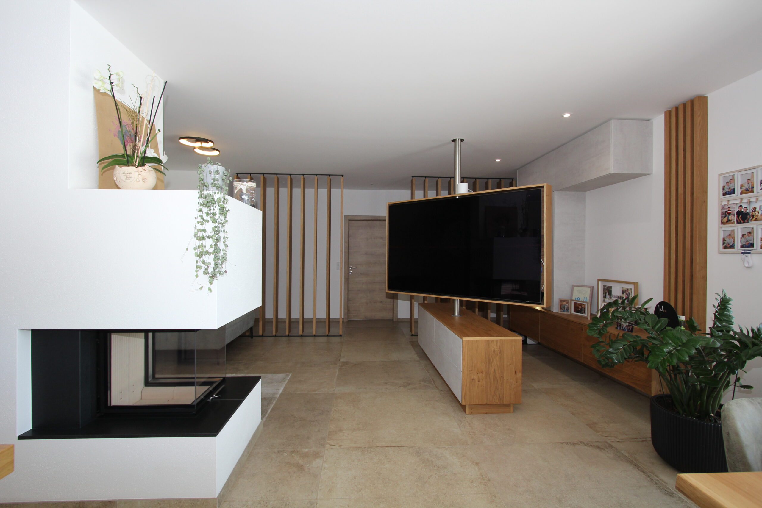 Drehbarer Fernseher im Wandverbau sichtbar von Küche Esszimmer und Wohnzimmer – Tischlerarbeit OÖ