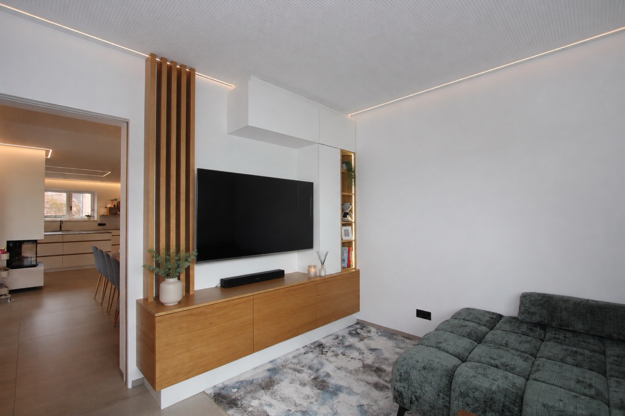 Wohnzimmer in Eiche Echtholz furniert mit indirekt beleuchtetem TV-Verbau – Tischler Oberösterreich