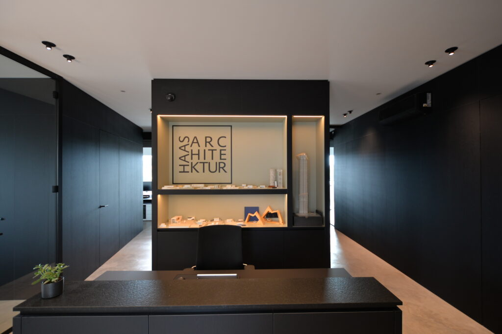 Empfangspult maßgefertigt in Schwarz und Weiß – Objekteinrichtung Haas Architektur OÖ