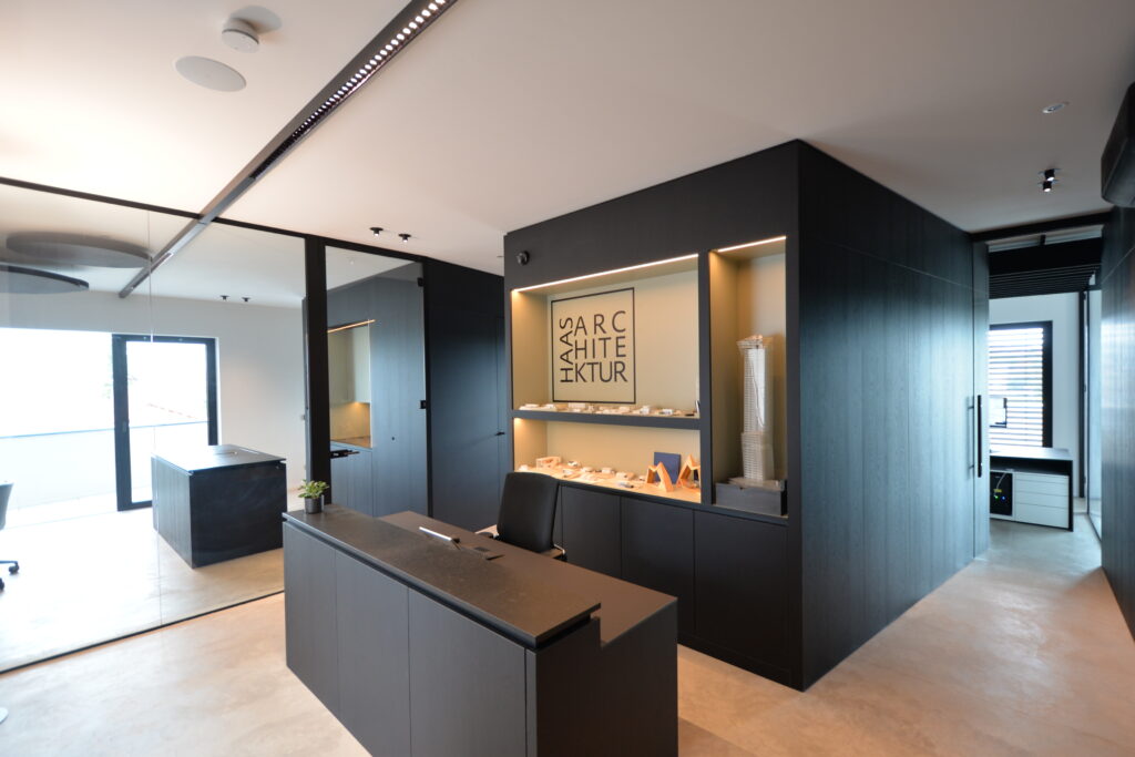Empfangspult maßgefertigt in Schwarz und Weiß – Objekteinrichtung Haas Architektur OÖ