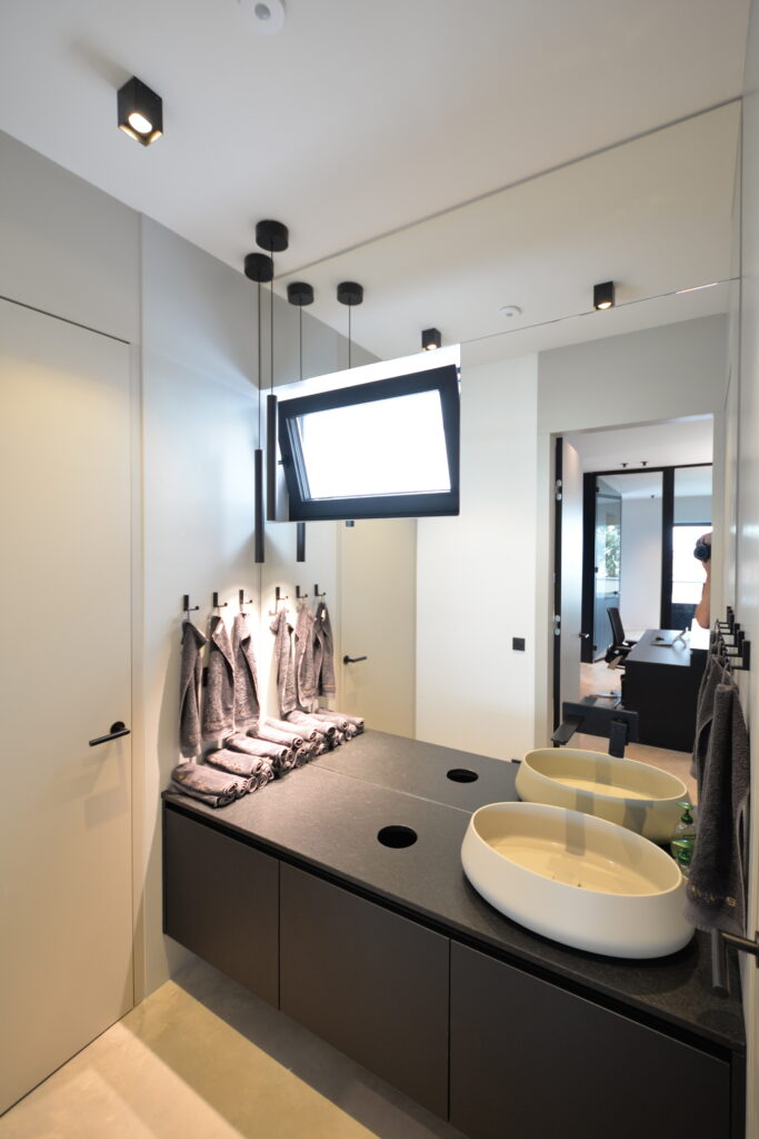 Badezimmer maßgefertigt in Büroeinrichtung Haas Architektur – Tischlerarbeit OÖ