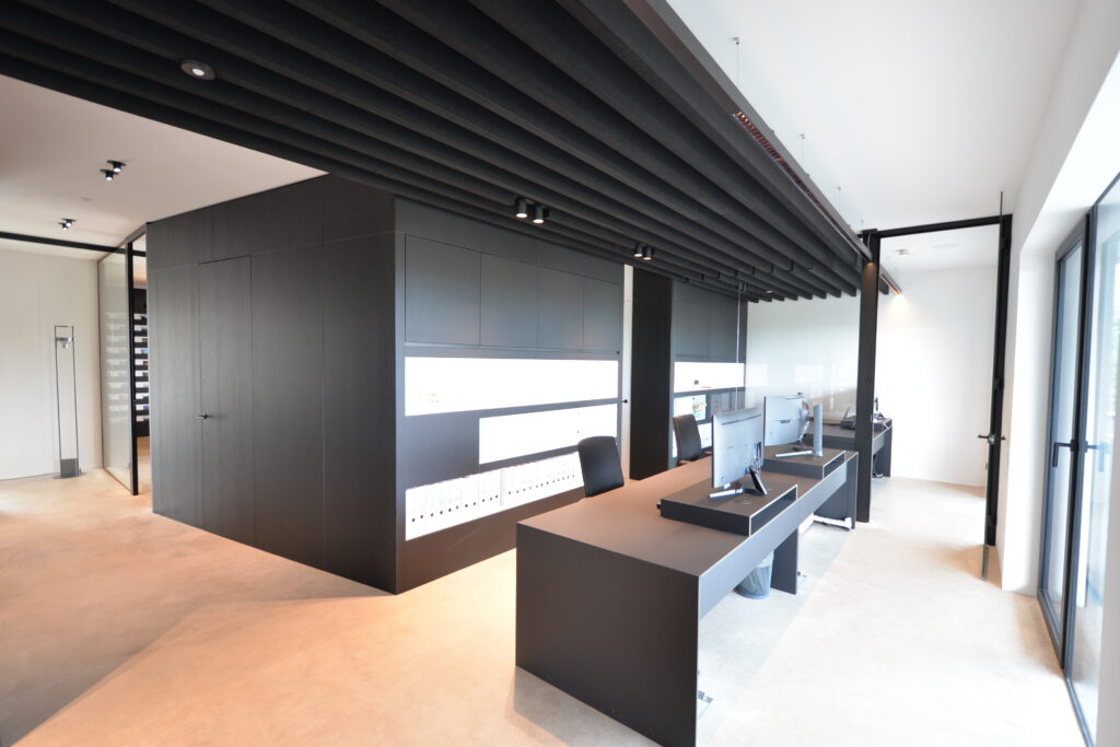Schreibtische mit Compact-Tischplatten matt – Büroeinrichtung Haas Architektur Oberösterreich
