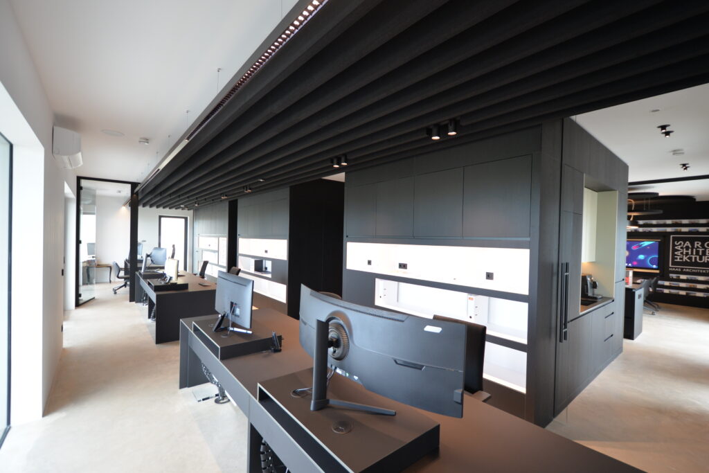 Schreibtische mit Compact-Tischplatten matt – Büroeinrichtung Haas Architektur Oberösterreich