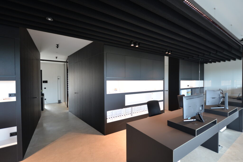 Schreibtische mit Compact-Tischplatten matt – Büroeinrichtung Haas Architektur Oberösterreich