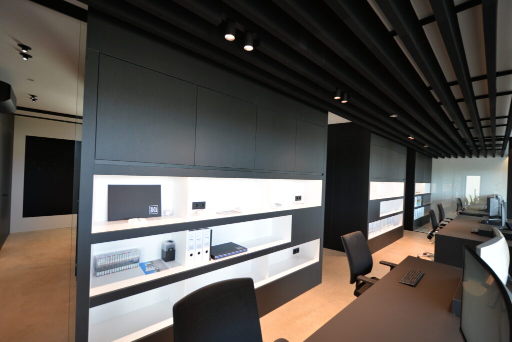 Schreibtische mit Compact-Tischplatten matt – Büroeinrichtung Haas Architektur Oberösterreich