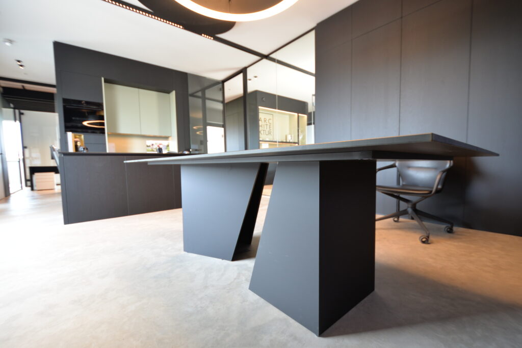 Schreibtische mit Compact-Tischplatten matt – Büroeinrichtung Haas Architektur Oberösterreich