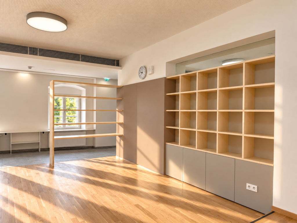 Aufenthaltsbereich Gymnasium Hainburg mit Stauraummöbeln und Sitzmöglichkeiten – Tischlerarbeit OÖ